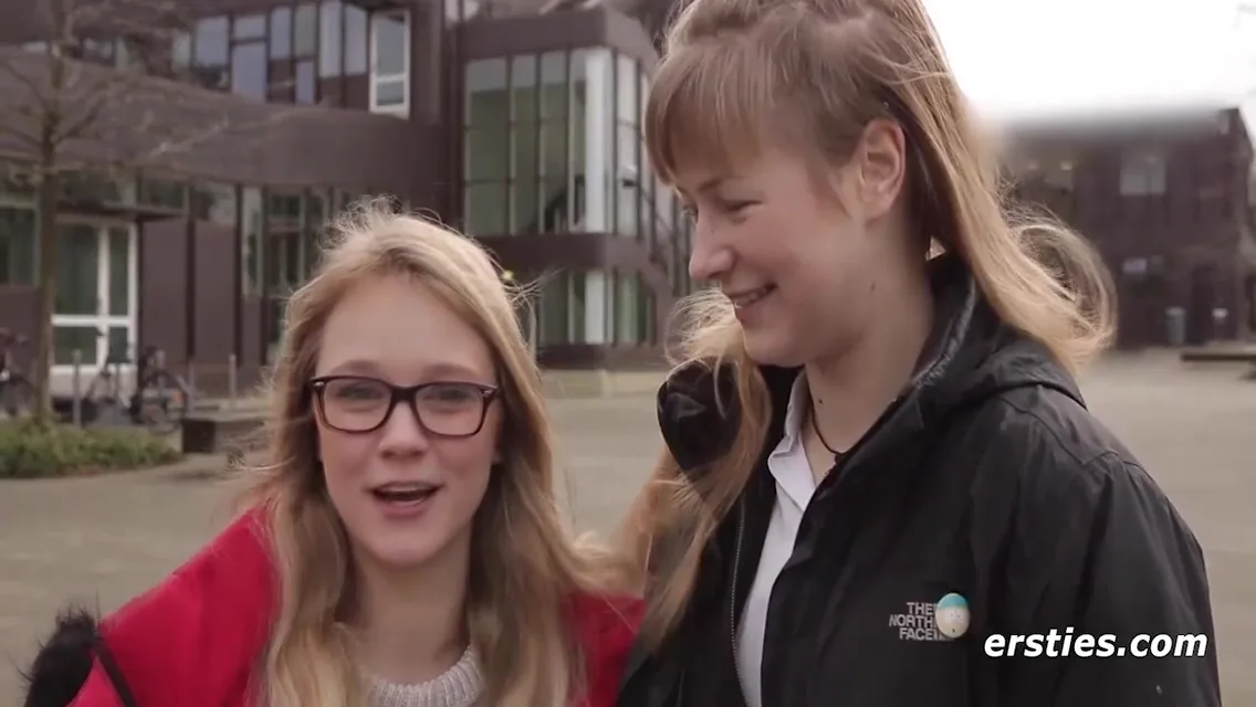 Preview supplied for Studentinnen Mit Rocken Haben Spab Im Seminarraum