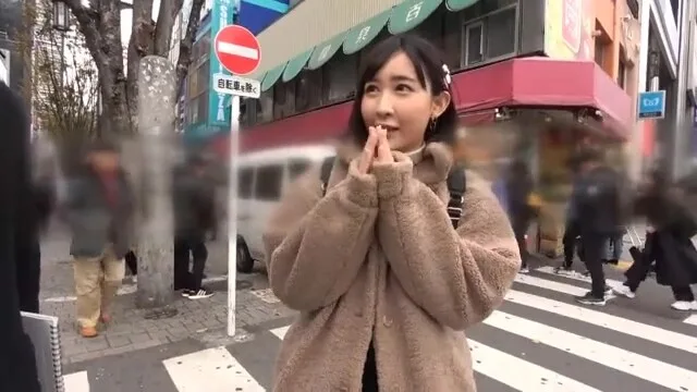 Preview supplied for 小顔の巨乳美女がラブラブデート、ラブホでおっぱい揉まれながらキス