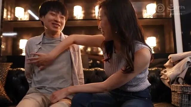 Preview supplied for お色気美人妻がM男に乳首舐め、フェラや顔面騎乗クンニで勃起不可避の痴女責め