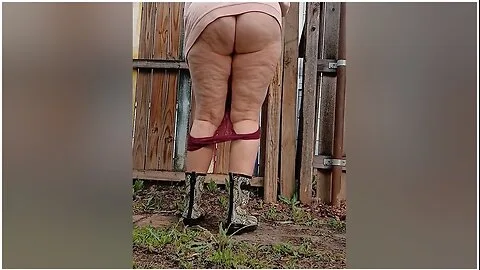 Preview supplied for Bbw P1ssqueen Pisses In Her Wellies Barefoot