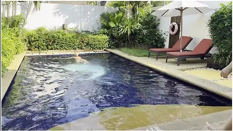 Preview supplied for les femmes se font du bien dans la piscine