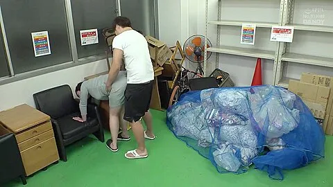 Preview supplied for コミ集積場てタイトワンヒか透けすきてハンツか丸見え状態の奥さんと2人きりみかさん 28歳 4of5