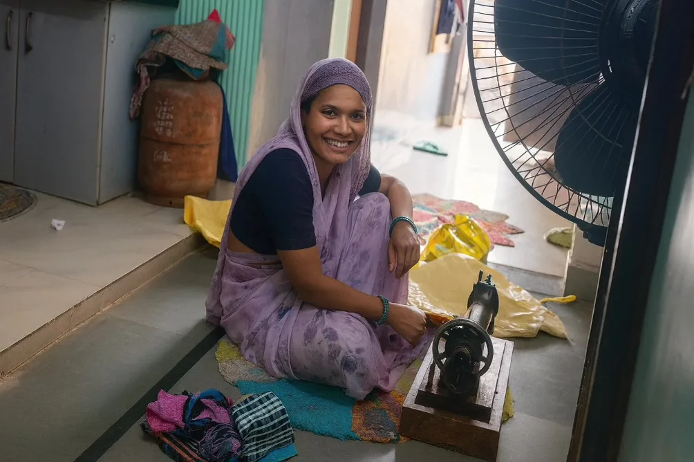 Preview supplied for Indian Rajsthani Bhabhi In Work Sewing Machine Handmade By -snapchat143