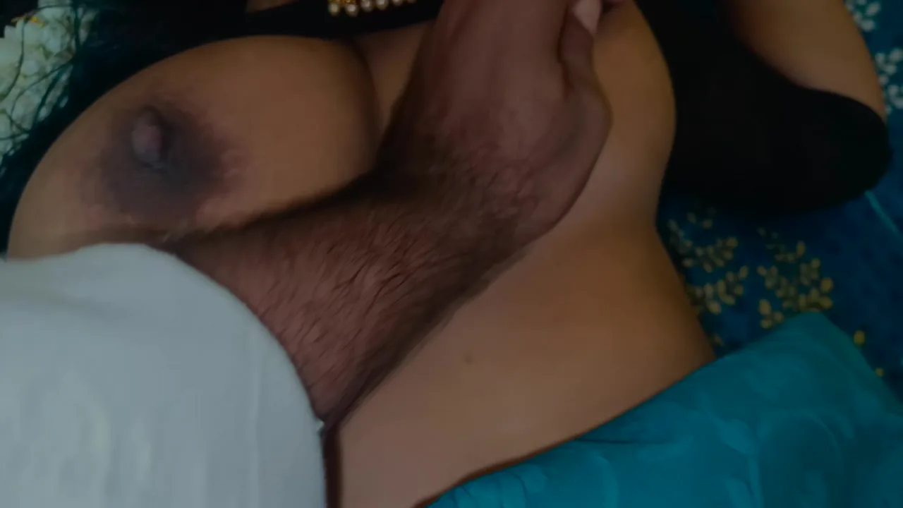Preview supplied for Chennai College Teacher Deep Lip Kiss In Bed