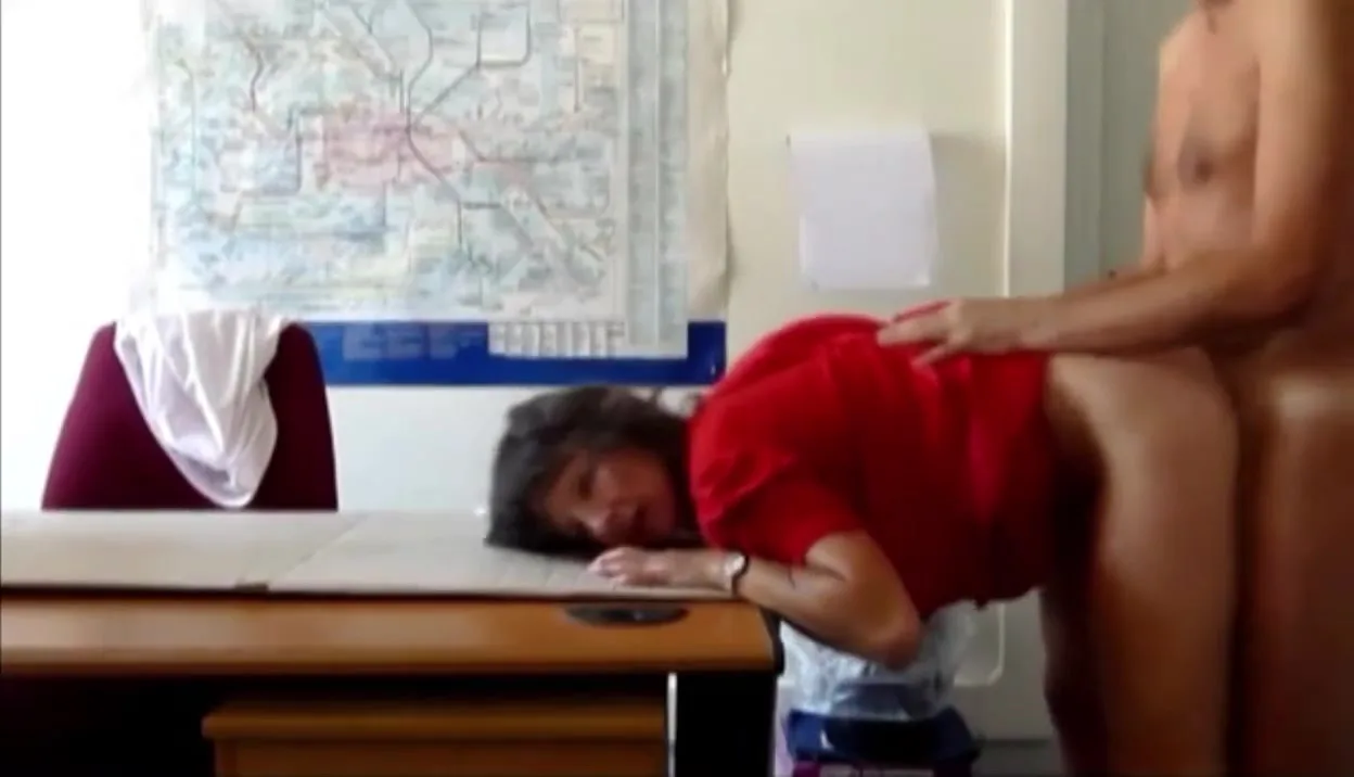 Preview supplied for 2 profs s envoient en l air dans la salle de classe