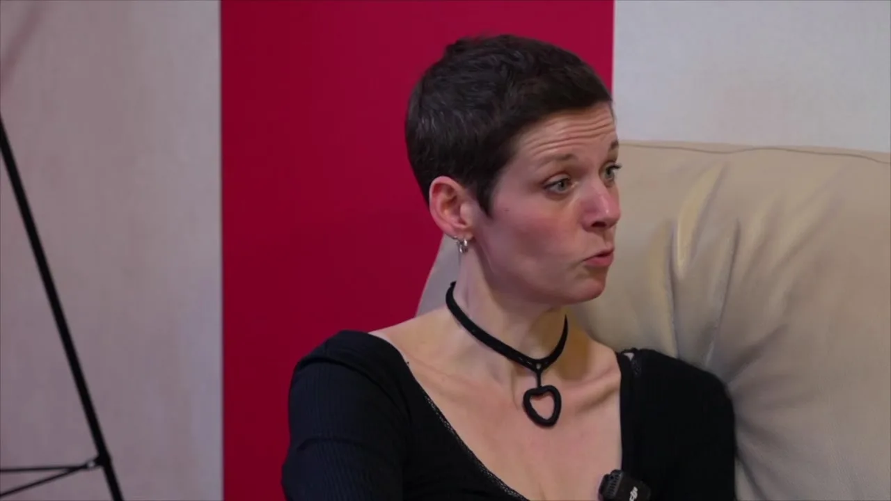 Preview supplied for Gwen, 27, manager in Lyon! - Jacquie et Michel TV