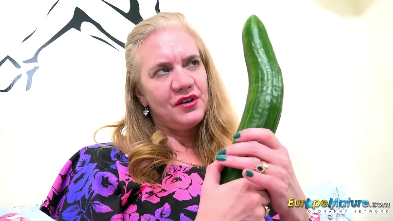 Preview supplied for EuropeMaturE Solo with Classic Cucumber Sextoy