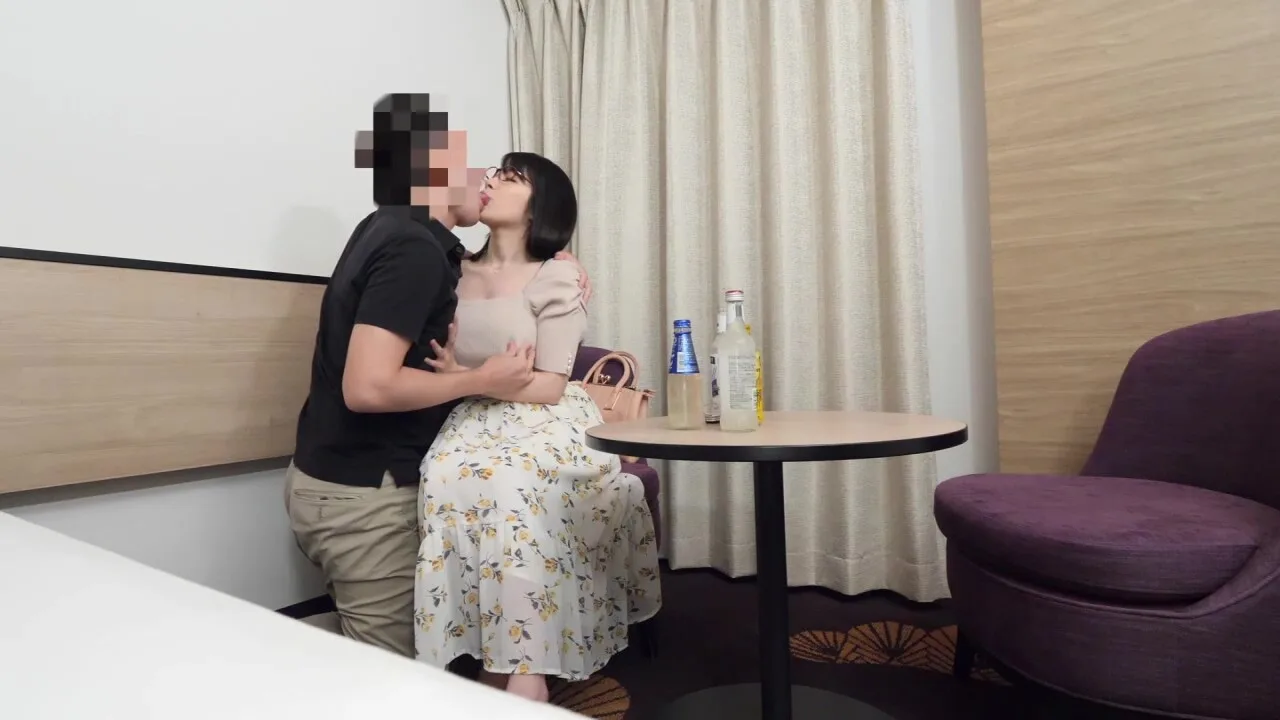 Preview supplied for 328HMDN-434　【発情巨乳メガネ妻】Gカップ現役大学教授若妻ちゃん 学会ついでに中出し浮気 オイルまみれ体液まみれでイキ狂う種付けパワーファック！！【抜ける関西弁】