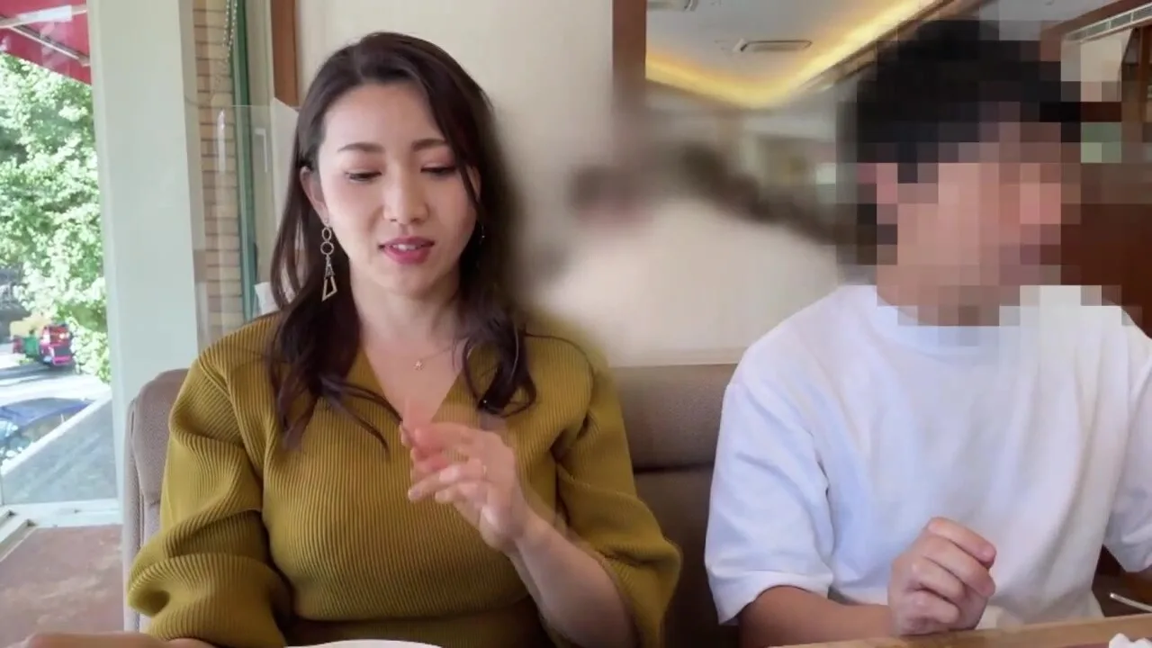 Preview supplied for 300MAAN-717　〈美男美女のカンペキ夫婦の「実は…」〉性欲を満たしたいのに早漏夫のせいで日々悶々とする欲情巨乳妻！